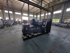 上柴動(dòng)力350千瓦柴油發(fā)電機(jī)組柴油機(jī)型號(hào)SC13E550D2配套悅成無(wú)刷全銅發(fā)電機(jī)，自動(dòng)自保護(hù)控制器